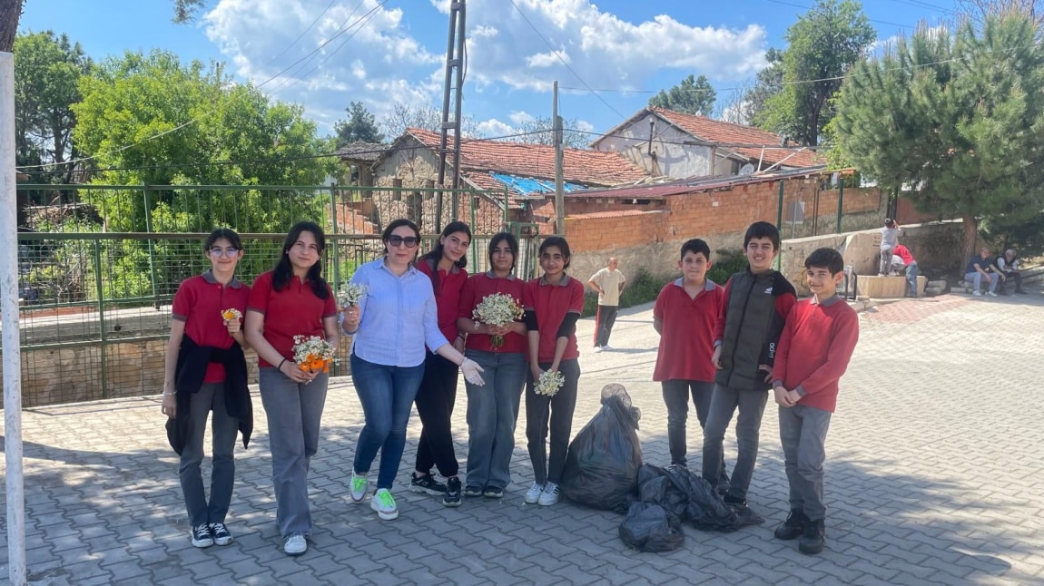 İNGİLİZCE ÖĞRETMENİZ DUYGU DAĞ TOPLUM HİZMETİ KAPSAMINDA 7/A SINIFI İLE OKULUMUZUN YAKIN ÇEVRESİ VE BAHÇESİNDE TEMİZLİK YAPTIRDI.